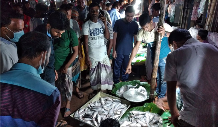 ইলিশ কিনতে খুলনার বাজারে উপচেপড়া ভিড় ইলিশ কিনতে খুলনার বাজারে উপচেপড়া ভিড়