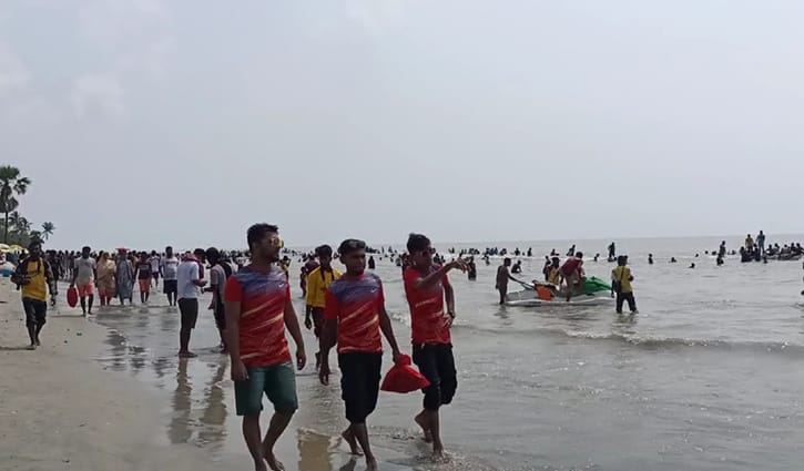 কুয়াকাটায় পর্যটকদের উপচে পড়া ভিড় কুয়াকাটায় পর্যটকদের উপচে পড়া ভিড়