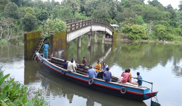নৌকায় চড়ে মই বেয়ে পার হতে হয় ব্রিজ নৌকায় চড়ে মই বেয়ে পার হতে হয় ব্রিজ
