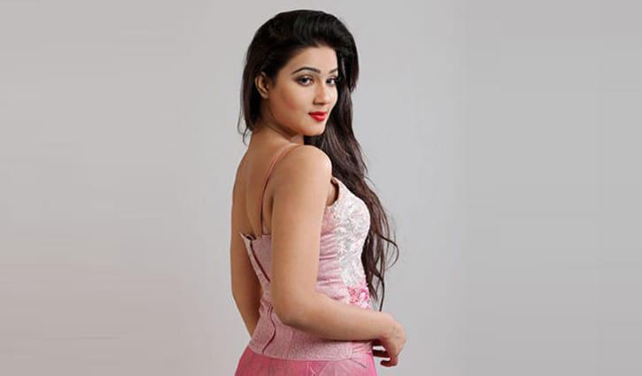 এত যে পুরুষ চারিদিকে, কই প্রেমিক তো দেখি না: মাহি এত যে পুরুষ চারিদিকে, কই প্রেমিক তো দেখি না: মাহি