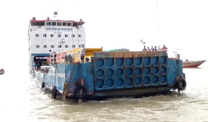 শিমুলিয়া-বাংলাবাজার নৌ-রুটে চলছে ৫টি ফেরি, রাতে বন্ধ শিমুলিয়া-বাংলাবাজার নৌ-রুটে চলছে ৫টি ফেরি, রাতে বন্ধ