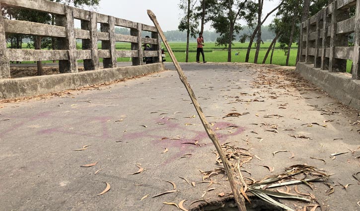 ভাঙা কালভার্টে ঝুঁকি নিয়ে চলছে যানবাহন ভাঙা কালভার্টে ঝুঁকি নিয়ে চলছে যানবাহন