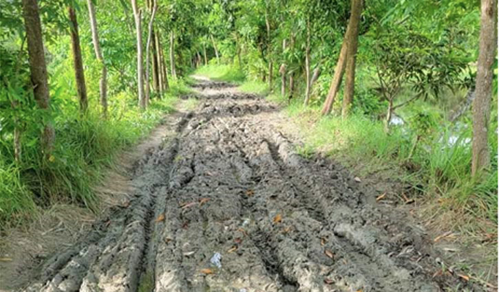 একটি সড়কের জন্য চার গ্রামের মানুষ দুর্ভোগে একটি সড়কের জন্য চার গ্রামের মানুষ দুর্ভোগে