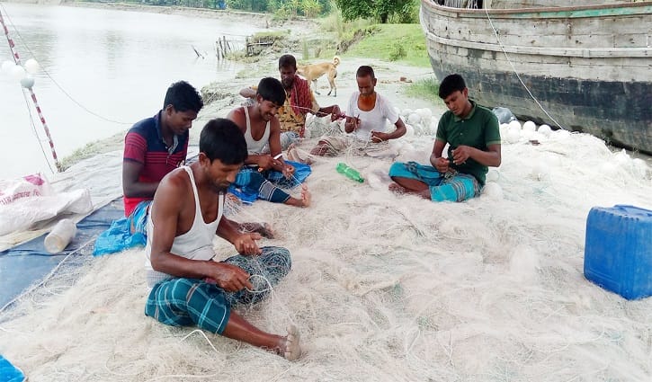 নিষেধাজ্ঞা শেষে হাতিয়ায় চলছে মাছ ধরার প্রস্তুতি নিষেধাজ্ঞা শেষে হাতিয়ায় চলছে মাছ ধরার প্রস্তুতি