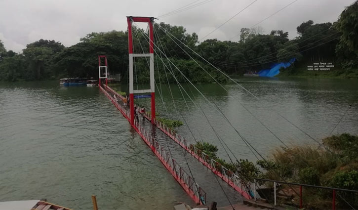 রাঙামাটির নয়নাভিরাম ঝুলন্ত সেতু পানির নীচে