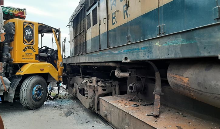 দাঁড়িয়ে থাকা ট্রাকে ট্রেনের ধাক্কা, ৩ ঘণ্টা পর যান চলাচল শুরু দাঁড়িয়ে থাকা ট্রাকে ট্রেনের ধাক্কা, ৩ ঘণ্টা পর যান চলাচল শুরু
