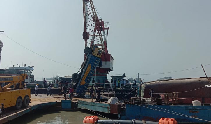 ফেরি দুর্ঘটনা: তৃতীয় দিনের অভিযানে ট্রাক উদ্ধার