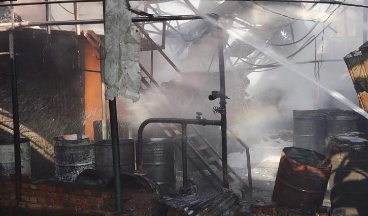 চট্টগ্রামে কেমিক্যাল কারখানার আগুন নিয়ন্ত্রণে চট্টগ্রামে কেমিক্যাল কারখানার আগুন নিয়ন্ত্রণে