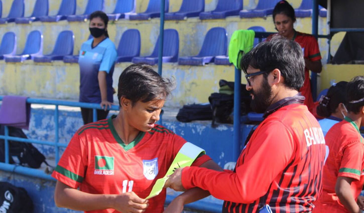হংকংকে গুঁড়িয়ে দিতে সাবিনার চার গোল হংকংকে গুঁড়িয়ে দিতে সাবিনার চার গোল