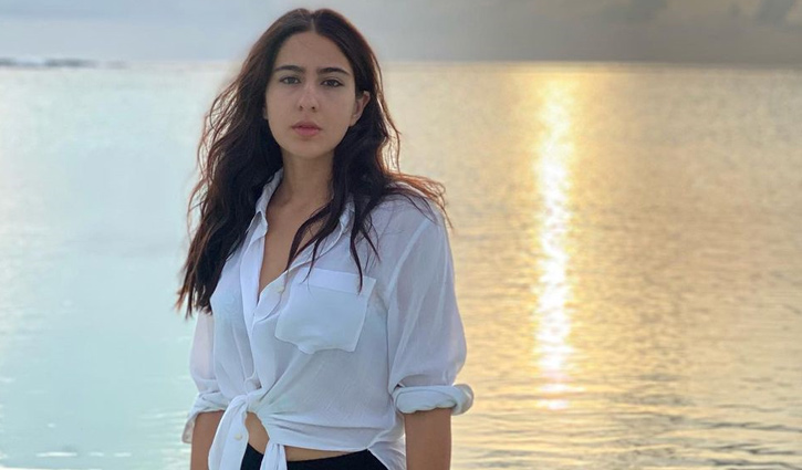 সৈকতে উষ্ণতা ছড়াচ্ছেন সারা আলী খান