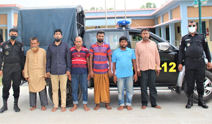 ছিনতাই হওয়া মাইক্রোবাস ও দু’টি রিভলবারসহ আটক ৬ ছিনতাই হওয়া মাইক্রোবাস ও দু’টি রিভলবারসহ আটক ৬