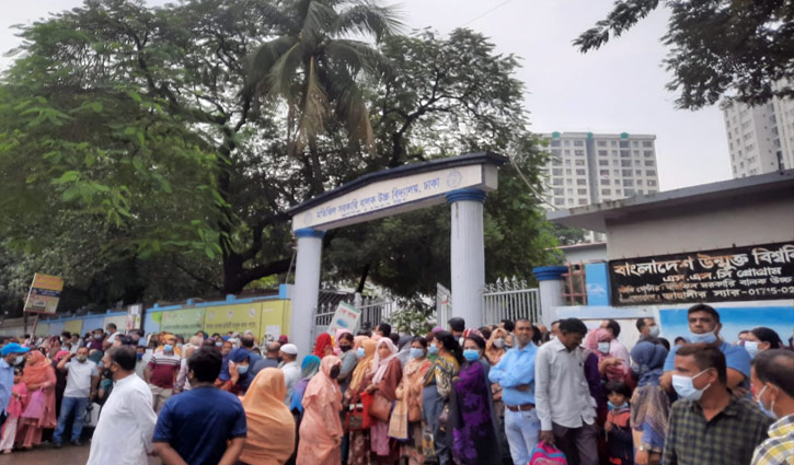 পরীক্ষাকেন্দ্রের বাইরে মানা হয়নি স্বাস্থ্যবিধি পরীক্ষাকেন্দ্রের বাইরে মানা হয়নি স্বাস্থ্যবিধি