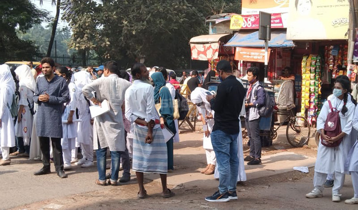 বকশীবাজারের সড়ক ছাড়লেন শিক্ষার্থীরা