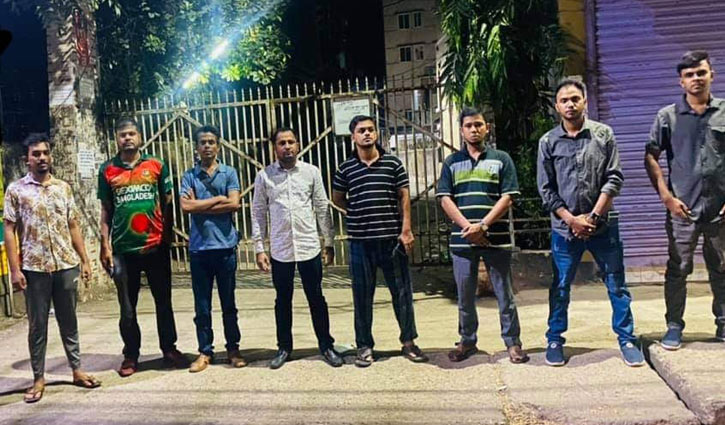 মন্দির পাহারায় ছাত্রলীগ মন্দির পাহারায় ছাত্রলীগ