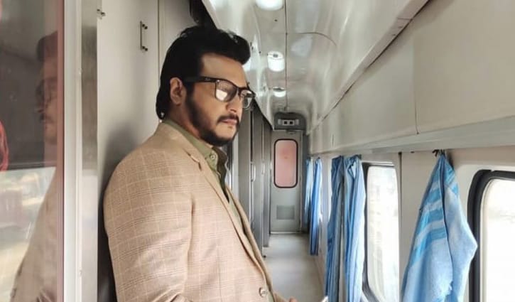 চলন্ত ট্রেনে শুটিং চলন্ত ট্রেনে শুটিং