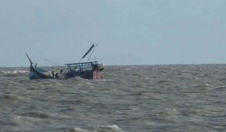 ঘূর্ণিঝড় ‘গুলাব’, সাগর উত্তাল ঘূর্ণিঝড় ‘গুলাব’, সাগর উত্তাল