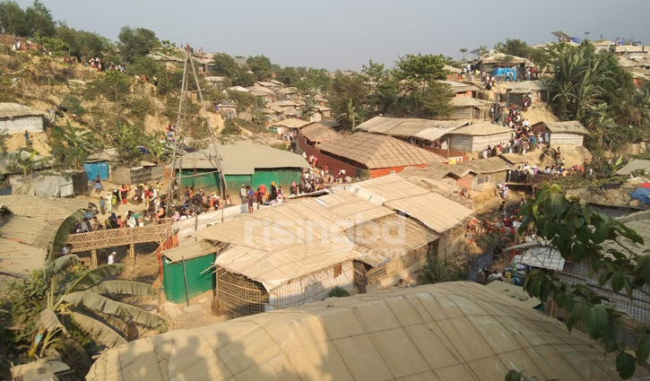 রোহিঙ্গাদের সংঘর্ষ, সন্ত্রাসী কর্মকাণ্ডে আতঙ্কিত স্থানীয়রা রোহিঙ্গাদের সংঘর্ষ, সন্ত্রাসী কর্মকাণ্ডে আতঙ্কিত স্থানীয়রা
