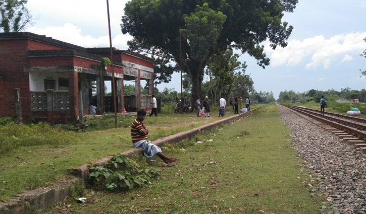 পরিত্যক্ত স্টেশন, ঘাসে বসে ট্রেনের অপেক্ষা