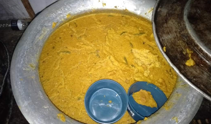 বিএনপির কার্যালয় থেকে কয়েক ডেকচি খিচুড়ি জব্দ বিএনপির কার্যালয় থেকে কয়েক ডেকচি খিচুড়ি জব্দ