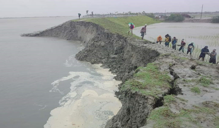 ঘূর্ণিঝড় সিত্রাং’র প্রভাবে খুলনার বাঁধে ধস 