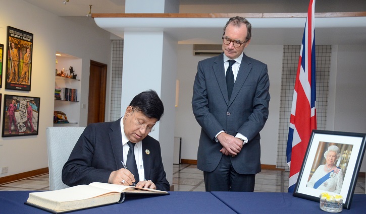 রানির প্রতি পররাষ্ট্রমন্ত্রীর শ্রদ্ধা, শোক বইয়ে স্বাক্ষর