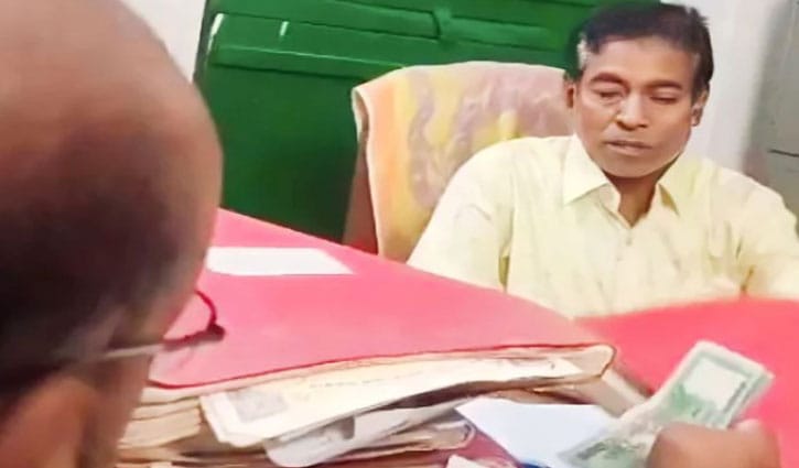 ঘুষ নেওয়ার ভিডিও প্রকাশের পর তহসিলদার বরখাস্ত ঘুষ নেওয়ার ভিডিও প্রকাশের পর তহসিলদার বরখাস্ত