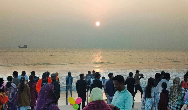 সৈকতে দাঁড়িয়ে শেষ সূর্যকে বিদায়  