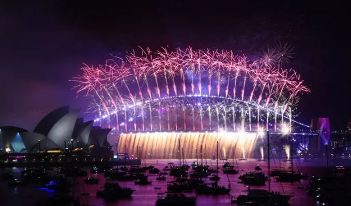 আতশবাজি পুড়িয়ে শুরু হয়েছে নববর্ষ উদযাপন