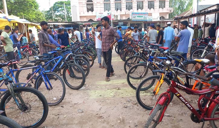 তেলের দাম বাড়ায় কদর বেড়েছে পুরাতন সাইকেলের তেলের দাম বাড়ায় কদর বেড়েছে পুরাতন সাইকেলের