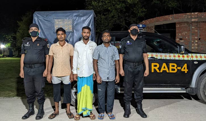 অটোরিকশা ছিনতাই চক্রের তিন সদস্য গ্রেপ্তার অটোরিকশা ছিনতাই চক্রের তিন সদস্য গ্রেপ্তার