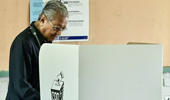 ৫৩ বছরের মধ্যে প্রথমবার নির্বাচনে পরাজিত হলেন মাহাথির
