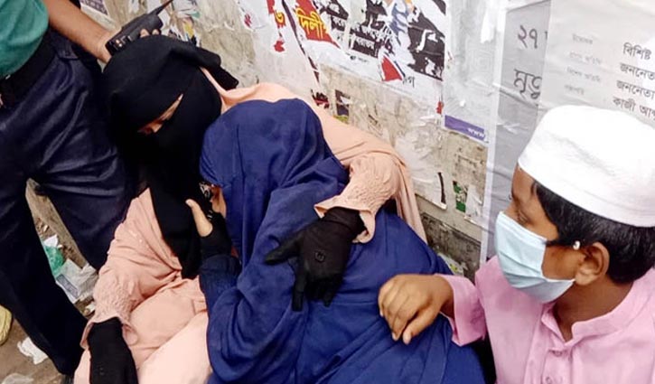 প্রেসক্লাবের সামনে গায়ে আগুন দিয়ে সন্তানসহ নারীর আত্মহত্যার চেষ্টা