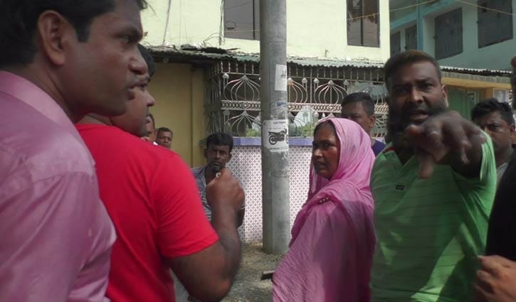হিলি চেকপোস্টে সাংবাদিকের উপর হামলা হিলি চেকপোস্টে সাংবাদিকের উপর হামলা