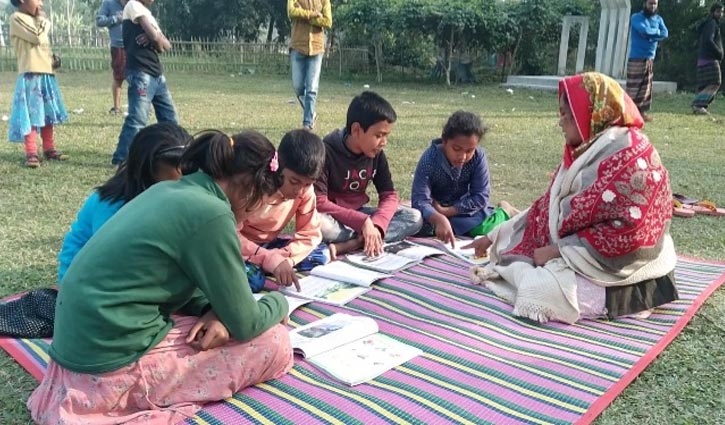 কনকনে শীত, ক্লাস চলছে খোলা আকাশের নিচে