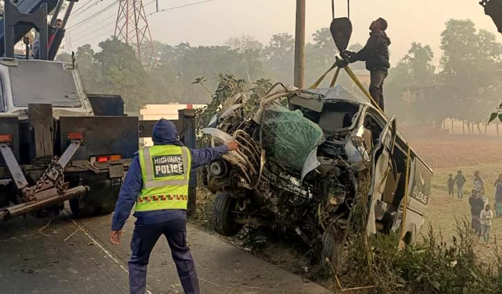 নিয়ন্ত্রণ হারিয়ে গাছের সঙ্গে ধাক্কা, চালক নিহত 