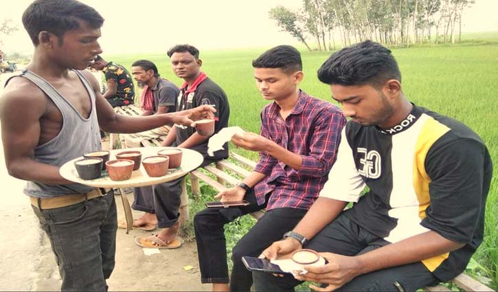 জনপ্রিয় হয়ে উঠছে ফয়জারের ‘পোড়া চা’ জনপ্রিয় হয়ে উঠছে ফয়জারের ‘পোড়া চা’