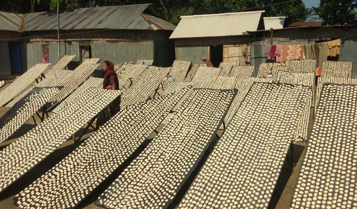 ডালের বড়ায় সংসার চলে অর্ধশত পরিবারের