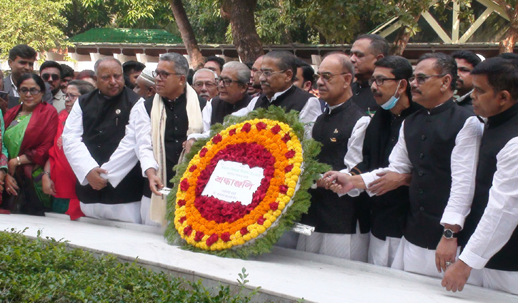 বঙ্গবন্ধুর সমাধিতে কেন্দ্রীয় আওয়ামী লীগের শ্রদ্ধা নিবেদন বঙ্গবন্ধুর সমাধিতে কেন্দ্রীয় আওয়ামী লীগের শ্রদ্ধা নিবেদন