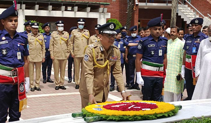 বঙ্গবন্ধুর সমাধিতে নব-নিযুক্ত আইজিপি’র শ্রদ্ধা