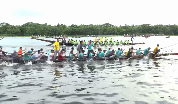 গোপালগঞ্জে ঐতিহ্যবাহী নৌকা বাইচ অনুষ্ঠিত গোপালগঞ্জে ঐতিহ্যবাহী নৌকা বাইচ অনুষ্ঠিত