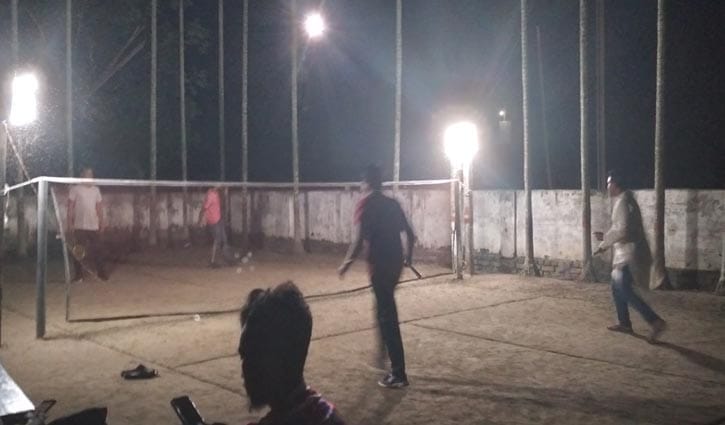 হিলিতে শীতের আবহ, জমে উঠেছে ব্যাডমিন্টন খেলা 