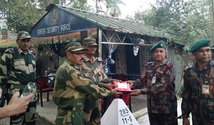 মিষ্টি দিয়ে বিজিবি-বিএসএফের শুভেচ্ছা বিনিময়