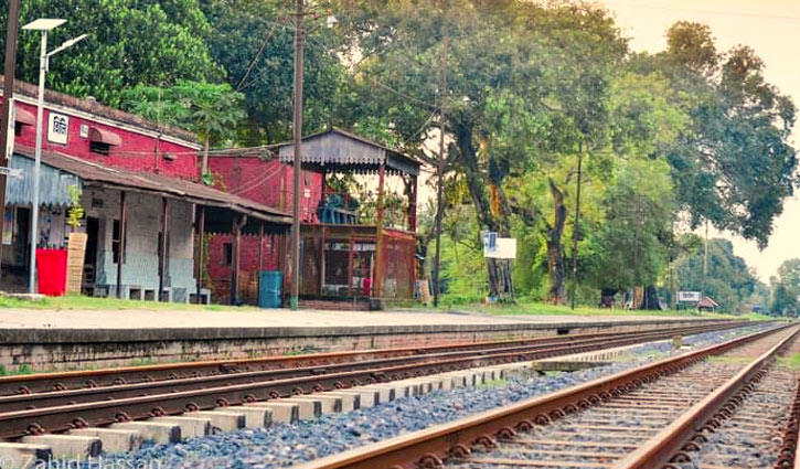 হিলি ও ডাঙ্গাপাড়া রেল স্টেশনের বেহাল দশা