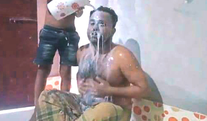 অভিমানে দুধ দিয়ে গোসল করে রাজনীতির ইতি টানলেন ছাত্রলীগ নেতা 