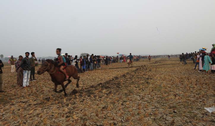 মাগুরায় ঐতিহ্যবাহী ঘোড় দৌঁড় প্রতিযোগিতা অনুষ্ঠিত