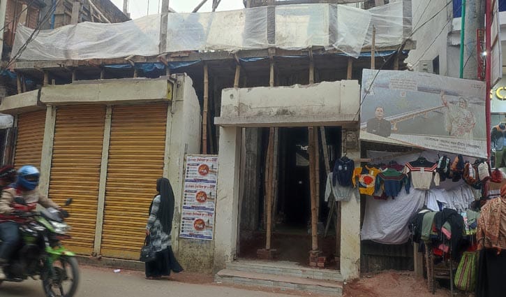 নিয়ম না মেনে ভবন নির্মাণ, নিষেধ করায় কাউন্সিলরের বিরুদ্ধে মামলা 