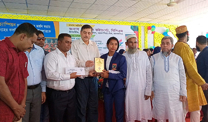 ময়মনসিংহ ৮ নারী ফুটবলারকে সংবর্ধনা দিলো পুলিশ ময়মনসিংহ ৮ নারী ফুটবলারকে সংবর্ধনা দিলো পুলিশ