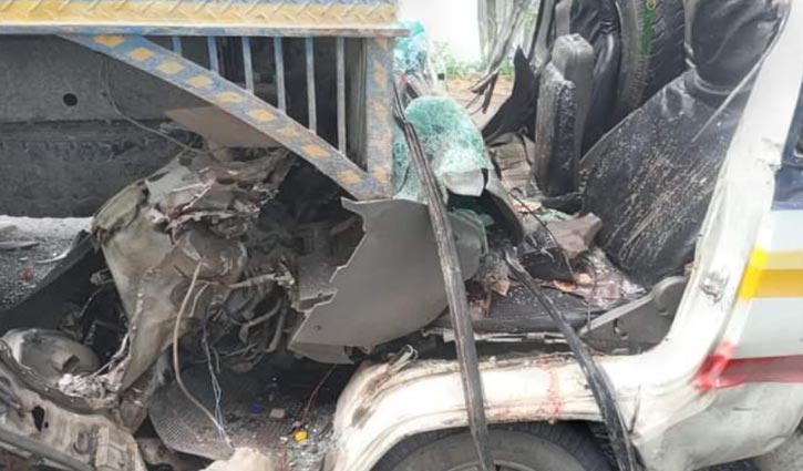 দাঁড়িয়ে থাকা ট্রাকে কাভার্ডভ্যানের ধাক্কা, নিহত ২ দাঁড়িয়ে থাকা ট্রাকে কাভার্ডভ্যানের ধাক্কা, নিহত ২