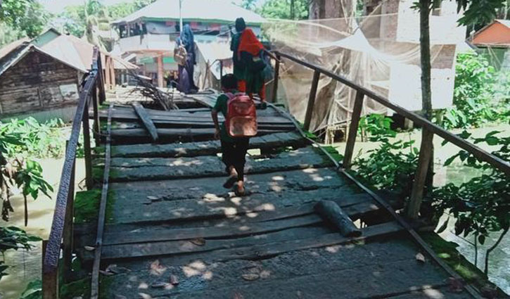 ইন্দুরকানীতে ঝুঁকিপূর্ণ পুল দিয়ে যাতায়াত ইন্দুরকানীতে ঝুঁকিপূর্ণ পুল দিয়ে যাতায়াত