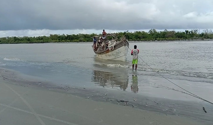 নিষেধাজ্ঞা শেষে মধ্যরাতে সমুদ্রে যেতে প্রস্তুত জেলেরা